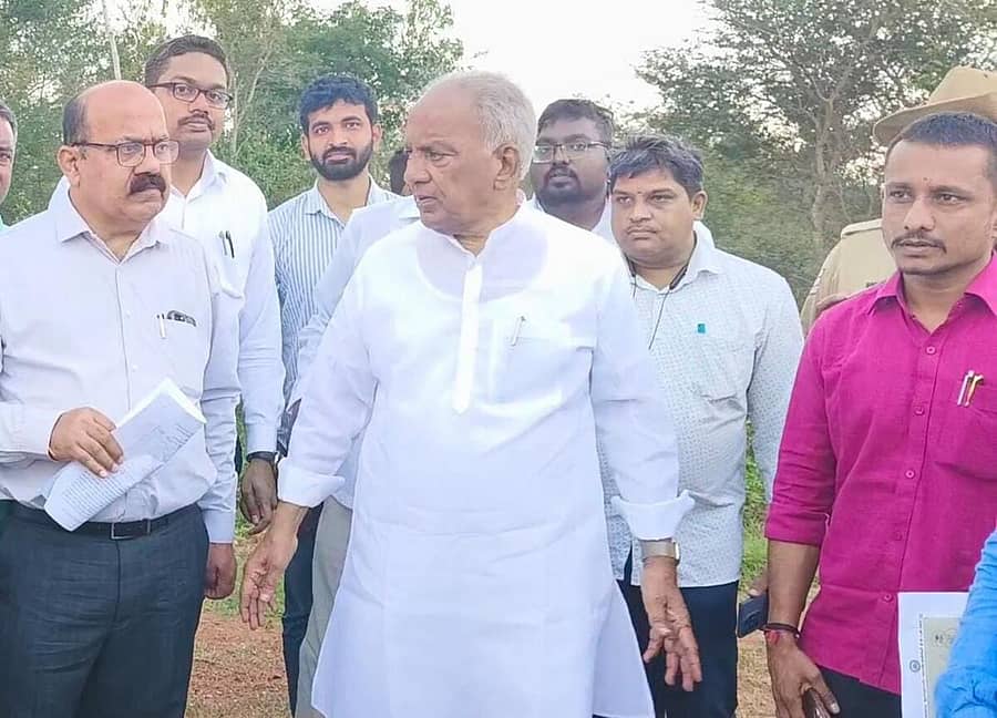 ಕೆಜಿಎಫ್ ಊರಿಗಾಂನಲ್ಲಿ ಸಚಿವ ಬೋಸರಾಜು ವಿಜ್ಞಾನ ಕೇಂದ್ರದ ಸ್ಥಳ ಪರಿಶೀಲನೆಯನ್ನು ಮಂಗಳವಾರ ಮಾಡಿದರು. ಕಂದಾಯ ಅಧಿಕಾರಿಗಳು ಹಾಜರಿದ್ದರು.