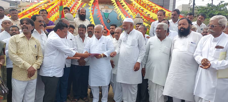 ಬಸವನಬಾಗೇವಾಡಿ ಮತಕ್ಷೇತ್ರದ ಬಸವನಬಾಗೇವಾಡಿ ಹಾಗೂ ಕೊಲ್ಹಾರ ಬ್ಲಾಕ್ ಕಾಂಗ್ರೆಸ್ ವತಿಯಿಂದ ಮಂಗಳವಾರ ಪಟ್ಟಣದ ಬಸವೇಶ್ವರ ವೃತ್ತದಲ್ಲಿ ಹಮ್ಮಿಕೊಂಡಿದ್ದ ಮತಗಳ್ಳತನ ವಿರುದ್ದ ಸಹಿ ಸಂಗ್ರಹ ಅಭಿಯಾನಕ್ಕೆ ಸಚಿವ ಶಿವಾನಂದ‌ ಪಾಟೀಲ ಸಹಿ ಹಾಕಿ ಚಾಲನೆ ನೀಡಿದರು.