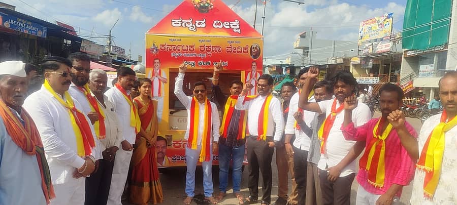 ಫೋಟೋ ಕ್ಯಾಪ್ಷನ್ : 4ಕೆಎಂಎಲ್03 : ಕರ್ನಾಟಕ ರಕ್ಷಣಾ ವೇದಿಕೆ ವತಿಯಿಂದ ಕಮಲನಗರ ಪಟ್ಟಣದ ಅಲ್ಲಮಪ್ರಭು ವೃತ್ತದ ಬಳಿ ಮಂಗಳವಾರ ಕನ್ನಡ ದಿಕ್ಷಾ ಪ್ರತಿಜ್ಞಾ ಸ್ವೀಕಾರ ಕಾರ್ಯಕ್ರಮದ ರಥಕ್ಕೆ ಕರವೇ ತಾಲ್ಲೂಕು ಘಟಕದ ವತಿಯಿಂದ ಅದ್ಧೂರಿಯಾಗಿ ಸ್ವಾಗತಿಸಿ ಬರಮಾಡಿಕೊಂಡರು.