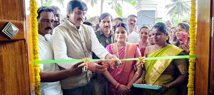 ಚನ್ನಪಟ್ಟಣ ತಾಲ್ಲೂಕಿನ ತಗಚಗೆರೆ ಗ್ರಾಮ ಪಂಚಾಯಿತಿ ನೂತನ ಕಟ್ಟಡವನ್ನು ಶಾಸಕ ಸಿ.ಪಿ.ಯೋಗೇಶ್ವರ್ ಉದ್ಘಾಟಿಸಿದರು. ಗ್ರಾ.ಪಂ.ಅಧ್ಯಕ್ಷೆ ಸಿ.ಎನ್.ಗೀತಾ ಶಿವಕುಮಾರ್ ಇತರರು ಹಾಜರಿದ್ದರು