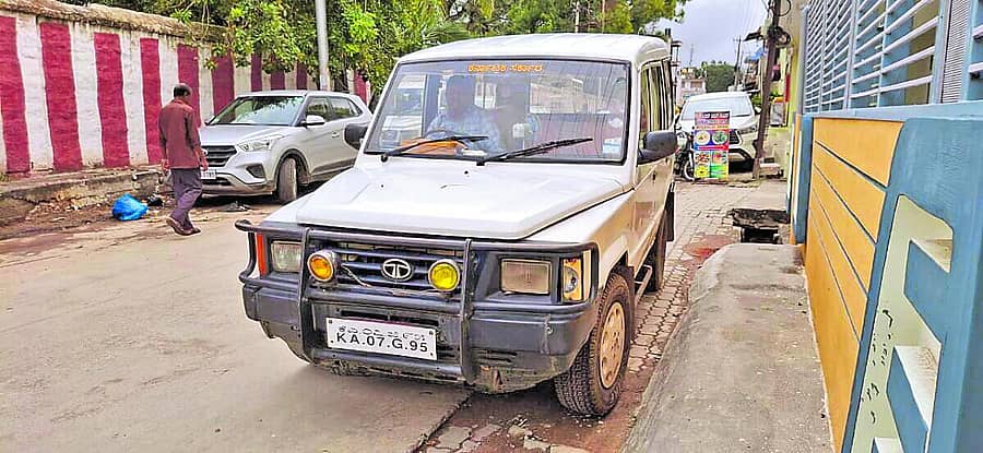 <div class="paragraphs"><p>ಮುಳಬಾಗಿಲು ತಾಲ್ಲೂಕಿನ ಕ್ಷೇತ್ರ ಶಿಕ್ಷಣಾಧಿಕಾರಿ ಬಳಕೆ ಮಾಡುತ್ತಿರುವ ಕಾರು</p></div>