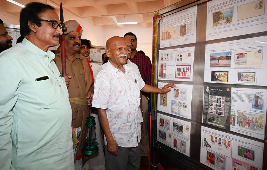 ಅಂಚೆ ಚೀಟಿಗಳನ್ನು ಹಂಪ ನಾಗರಾಜಯ್ಯ, ಬಿ.ಎಲ್. ಶಂಕರ್ ವೀಕ್ಷಿಸಿದರು. ಎ.ಎಸ್. ಚಂದ್ರಶೇಖರ್ (ಜಿಪಿಒ ಚಂದ್ರು) ಉಪಸ್ಥಿತರಿದ್ದರು
ಪ್ರಜಾವಾಣಿ ಚಿತ್ರ