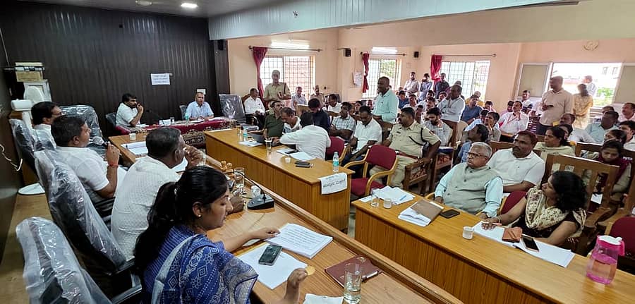 ಸಕಲೇಶಪುರದಲ್ಲಿ ಮಂಗಳವಾರ ಶಾಸಕ ಸಿಮೆಂಟ್ ಮಂಜು ಅಧ್ಯಕ್ಷತೆಯಲ್ಲಿ ಕರ್ನಾಟಕ ಅಭಿವೃದ್ಧಿ ಕಾರ್ಯಕ್ರಮಗಳ ತ್ರೈಮಾಸಿಕ ಕೆಡಿಪಿ ಸಭೆ ನಡೆಯಿತು