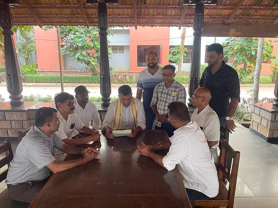 ಪುತ್ತೂರು ತಾಲ್ಲೂಕಿನ ಈಶ್ವರಮಂಗಲದ ಪಂಚಲಿಂಗೇಶ್ವರ ದೇವಳದ ಹೊರಾಂಗಣದ ಸುತ್ತು ಪೌಳಿಗೆ ಶಾಶ್ವತ ಚಪ್ಪರ ರಚನೆಗೆ ಅನುದಾನ ಒದಗಿಸಿಕೊಡುವಂತೆ ಆಗ್ರಹಿಸಿ ದೇವಳದ ಜೀರ್ಣೋದ್ಧಾರ ಸಮಿತಿಯ ಪ್ರಮುಖರು ಸಂಸದ ಕ್ಯಾ.ಬ್ರಿಜೇಶ್ ಚೌಟ ಅವರಿಗೆ ಮನವಿ ಸಲ್ಲಿಸಿದರು