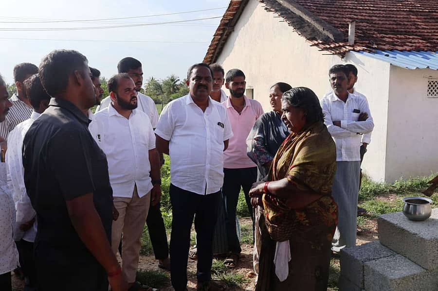 ಕಡೂರು ತಾಲ್ಲೂಕು ಯಗಟಿ ಗ್ರಾಮದ ಮುದಿಯಪ್ಪ ಬಡಾವಣೆಗೆ ಮಂಗಳವಾರ ಶಾಸಕ ಕೆ.ಎಸ್‌.ಆನಂದ್‌ ಭೇಟಿ ನೀಡಿ ನಿವಾಸಿಗಳ ಸಮಸ್ಯೆ ಆಲಿಸಿದರು 