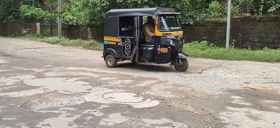 ಡಾಂಬರ್ ಹರಿದು ಗುಂಡಿ ಬಿದ್ದಿರುವ ವೆಲೆನ್ಸಿಯಾ– ಗೋರಿಗುಡ್ಡ ರಸ್ತೆ