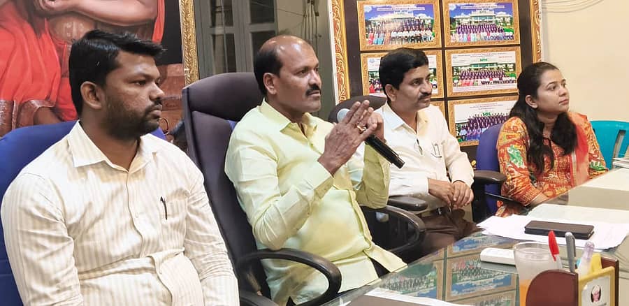 ಮರಿಯಮ್ಮನಹಳ್ಳಿಯ ವಿನಾಯಕ ಪ್ರೌಢಶಾಲೆಯಲ್ಲಿ ಹಮ್ಮಿಕೊಂಡಿದ್ದ ಪ್ರಗತಿ ಪರಿಶೀಲನಾ ಸಭೆಯಲ್ಲಿ ಶಾಸಕ ಕೆ.ನೇಮರಾಜ ನಾಯ್ಕ ಮಾತನಾಡಿದರು. ಉಪವಿಭಾಗಾಧಿಕಾರಿ ವಿವೇಕಾನಂದ, ಹೆಚ್ಚುವರಿ ಜಿಲ್ಲಾಧಿಕಾರಿ ಇ.ಬಾಲಕೃಷ್ಣಪ್ಪ, ತಹಶೀಲ್ದಾರ್ ಶೃತಿ ಎಂ.ಮಳ್ಳಪ್ಪಗೌಡ ಉಪಸ್ಥಿತರಿದ್ದರು