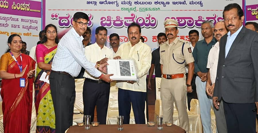ನಗರದ ಮಂಡ್ಯ ವೈದ್ಯಕೀಯ ವಿಜ್ಞಾನಗಳ ಸಂಸ್ಥೆಯಲ್ಲಿ (ಮಿಮ್ಸ್) ಆಯೋಜಿಸಿದ್ದ ‘ದಂತ ಚಿಕಿತ್ಸೆಯ ಆಶಾಕಿರಣ’ ಯೋಜನೆಯ ಉದ್ಘಾಟನಾ ಸಮಾರಂಭದಲ್ಲಿ ಸಮುದಾಯ ಆರೋಗ್ಯ ಕೇಂದ್ರಗಳ ವೈದ್ಯರಿಗೆ ಜಿಲ್ಲಾ ಉಸ್ತುವಾರಿ ಸಚಿವ ಎನ್.ಚಲುವರಾಯಸ್ವಾಮಿ ಅವರು ಇಸಿಜಿ ಯಂತ್ರಗಳನ್ನು ವಿತರಿಸಿದರು