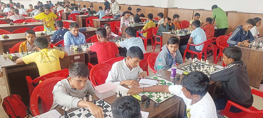 ಶಹಾಪುರ ನಗರದ ಸರ್ಕಾರಿ ಮಾದರಿ ಪದವಿ ಕಾಲೇಜಿನ ಸಭಾಂಗಣದಲ್ಲಿ ಮಂಗಳವಾರ 2ನೇ ದಿನ ರಾಜ್ಯಮಟ್ಟದ ಚೆಸ್ ಆಟದಲ್ಲಿ ತಲ್ಲೀನರಾಗಿರುವ ವಿದ್ಯಾರ್ಥಿಗಳು