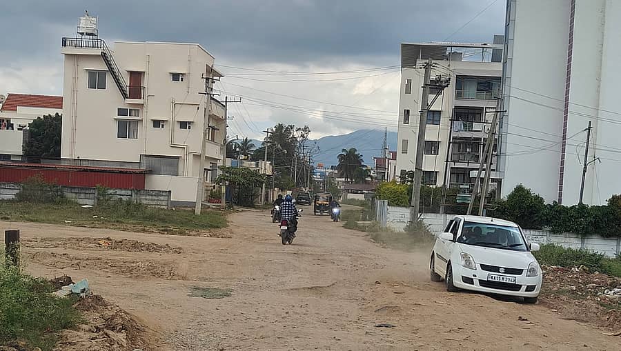 ಚಿಕ್ಕಮಗಳೂರಿನ ಕೋಟೆ ಮುಖ್ಯರಸ್ತೆಯಲ್ಲಿ ಹೊಂಡಗಳ ನಡುವೆ ಸಂಚರಿಸುತ್ತಿರುವ ವಾಹನಗಳು