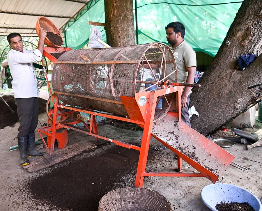 ಮೈಸೂರಿನ ಚಾಮರಾಜೇಂದ್ರ ಮೃಗಾಲಯದ ಆವರಣದಲ್ಲಿ ಎರೆಹುಳು ಗೊಬ್ಬರ ತಯಾರಿಕಾ ಕೇಂದ್ರದಲ್ಲಿ ಸಿಬ್ಬಂದಿ ಗೊಬ್ಬರವನ್ನು ಸೋಸುತ್ತಿರುವುದು - ಪ್ರಜಾವಾಣಿ ಚಿತ್ರ: ಅನೂಪ್ ರಾಘ ಟಿ.