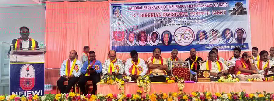 ಕೊಟ್ಟೂರಿನ ಮರುಳಸಿದ್ದೇಶ್ವರ ಸಭಾಂಗಣದಲ್ಲಿ ಇತ್ತೀಚೆಗೆ ನಡೆದ ಎಲ್ಐಸಿ ರಾಯಚೂರು ವಿಭಾಗ ಅಭಿವೃದ್ಧಿ ಅಧಿಕಾರಿಗಳ ವಾರ್ಷಿಕ ಸಭೆಯನ್ನುದ್ದೇಶಿಸಿ ಅಭಿವೃದ್ಧಿ ಅಧಿಕಾರಿಗಳ ಸಂಘದ ಅಧ್ಯಕ್ಷ ಎಂ.ಎಸ್. ಶಿವನಗುತ್ತಿ ಮಾತನಾಡಿದರು