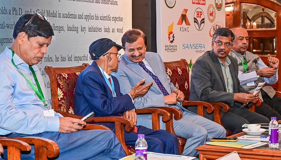 ಶೃಂಗಸಭೆಯಲ್ಲಿ ಸಿಎಸ್ಡಿ ಅಧ್ಯಕ್ಷ ಎ. ರವೀಂದ್ರ ಮತ್ತು ಸಂಸದ ಡಾ. ಸಿ. ಎನ್. ಮಂಜುನಾಥ್ ಸಮಾಲೋಚನೆಯಲ್ಲಿ ತೊಡಗಿದ್ದರು. ಉಪೇಂದ್ರ ತ್ರಿಪಾಠಿ, ಶ್ರೀನಿವಾಸುಲು ಮತ್ತು ಜೈರಾಜ್ ಇದ್ದರು. ಪ್ರಜಾವಾಣಿ ಚಿತ್ರ