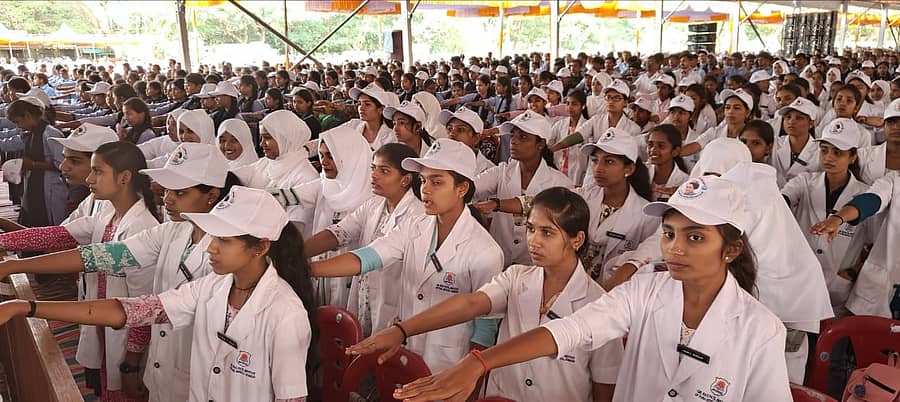 ಬೆಳಗಾವಿಯಲ್ಲಿ ಮಂಗಳವಾರ ನಡೆದ ರಾಜ್ಯ ಮಾಲಿನ್ಯ ನಿಯಂತ್ರಣ ಮಂಡಳಿಯ ಸುವರ್ಣ ಮಹೋತ್ಸವ ಕಾರ್ಯಕ್ರಮದಲ್ಲಿ ವಿದ್ಯಾರ್ಥಿಗಳು ಪರಿಸರ ಸಂರಕ್ಷಣೆ ಮತ್ತು ಮಾಲಿನ್ಯ ತಡೆಗಟ್ಟುವ ಕುರಿತು ಪ್ರತಿಜ್ಞೆ ಸ್ವೀಕರಿಸಿದರು