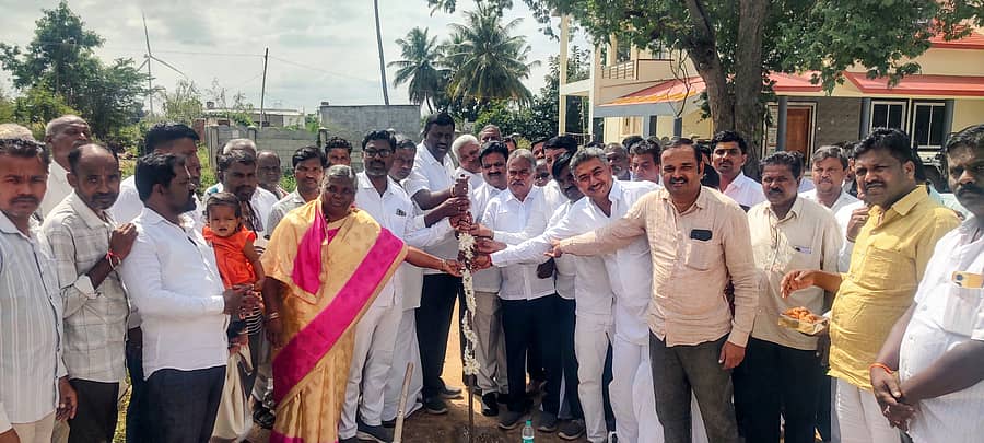 <div class="paragraphs"><p>ಅಳವಂಡಿ ಸಮೀಪದ ಕಂಪ್ಲಿ ಗ್ರಾಮದಲ್ಲಿ ಶಾಸಕ ರಾಘವೇಂದ್ರ ಹಿಟ್ನಾಳ ಸಿಸಿ ರಸ್ತೆ ನಿರ್ಮಾಣಕ್ಕೆ ಅಡಿಗಲ್ಲು ನೇರವೇರಿಸಿದರು</p></div>