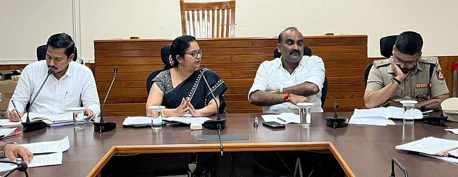 ಶಿರೂರು ಪರ್ಯಾಯ ಮಹೋತ್ಸವದ ಪೂರ್ವಭಾವಿ ಸಿದ್ಧತೆಗಳ ಕುರಿತು ಚರ್ಚಿಸಲು ಜಿಲ್ಲಾಧಿಕಾರಿ ಕಚೇರಿಯಲ್ಲಿ ಮಂಗಳವಾರ ಸಮಾಲೋಚನೆ ಸಭೆ ಜರುಗಿತು