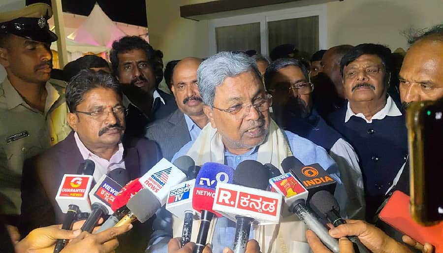 ಬಂಗಾರಪೇಟೆಯಲ್ಲಿ ಮಂಗಳವಾರ ರಾತ್ರಿ ಮುಖ್ಯಮಂತ್ರಿ ಸಿದ್ದರಾಮಯ್ಯ ಸುದ್ದಿಗಾರರೊಂದಿಗೆ ಮಾತನಾಡಿದರು