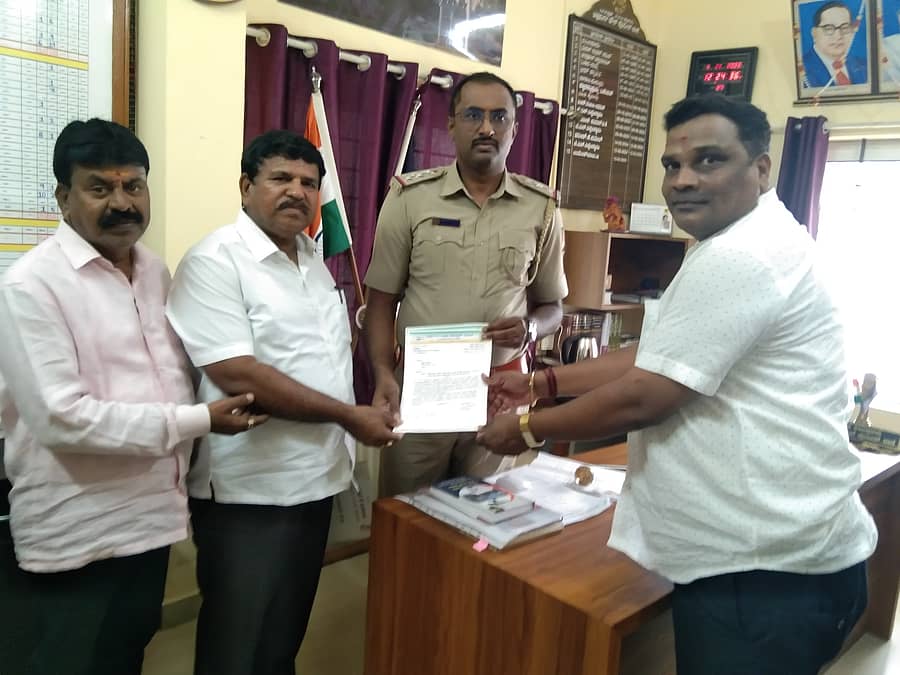 ಕಾಂಗ್ರೆಸ್ ಹಿಂದುಳಿದ ವರ್ಗಗಳ ವಿಭಾಗದ ಪದಾಧಿಕಾರಿಗಳು ಮಂಗಳವಾರ ವಿಧಾನ ಪರಿಷತ್ ಸದಸ್ಯ ಸಿ.ಟಿ. ರವಿ ವಿರುದ್ಧ ದೂರು ದಾಖಲಿಸಿದರು