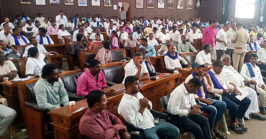 ಮಂಡ್ಯ ನಗರದ ಜಿಲ್ಲಾ ಪಂಚಾಯತ್ ಸಭಾಂಗಣದಲ್ಲಿ ಜಿಲ್ಲಾ ಪೊಲೀಸ್ ಇಲಾಖೆ ಮಂಗಳವಾರ ಆಯೋಜಿಸಿದ್ದ ಎಸ್ಸಿ, ಎಸ್ಟಿ ಸಮುದಾಯಗಳ ಕುಂದುಕೊರತೆ ಸಭೆಯಲ್ಲಿ ವಿವಿಧ ಸಂಘಟನೆಗಳ ಮುಖಂಡರು, ಸದಸ್ಯರು ಪಾಲ್ಗೊಂಡಿದ್ದರು