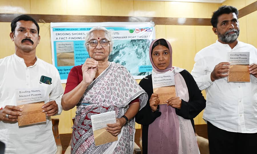 ‘ಹೊನ್ನಾವರ ಬಂದರು ಯೋಜನೆ’ ವಾಸ್ತವ ಶೋಧನಾ ವರದಿಯನ್ನು ಮೇಧಾ ಪಾಟ್ಕರ್‌  ಬಿಡುಗಡೆ  ಮಾಡಿದರು. ರಾಜೇಶ್, ನಿಹಾನ ಹಾಗೂ ಮೊಹಮದ್ ಕೊಯಾ ಉಪಸ್ಥಿತರಿದ್ದರು.
ಪ್ರಜಾವಾಣಿ ಚಿತ್ರ