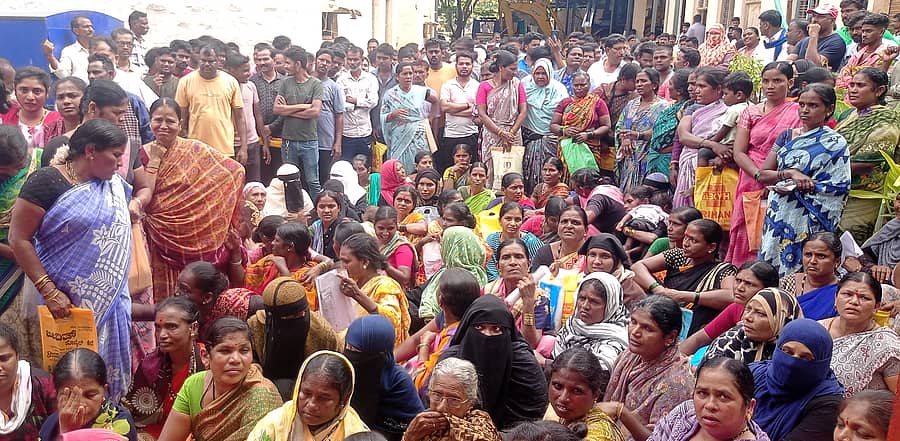 ಬ್ಯಾಡಗಿಯಲ್ಲಿ ಆಶ್ರಯ ಯೋಜನೆಯಡಿ ಮನೆಗಳಿಗಾಗಿ ಅರ್ಜಿ ಸಲ್ಲಿಸಿದ್ದ ನಿವೇಶನ ವಂಚಿತ ನೂರಾರು ಮಹಿಳೆಯರು ಮಂಗಳವಾರ ಪುರಸಭೆ ಎದುರು ಧರಣಿ ನಡೆಸಿದರು