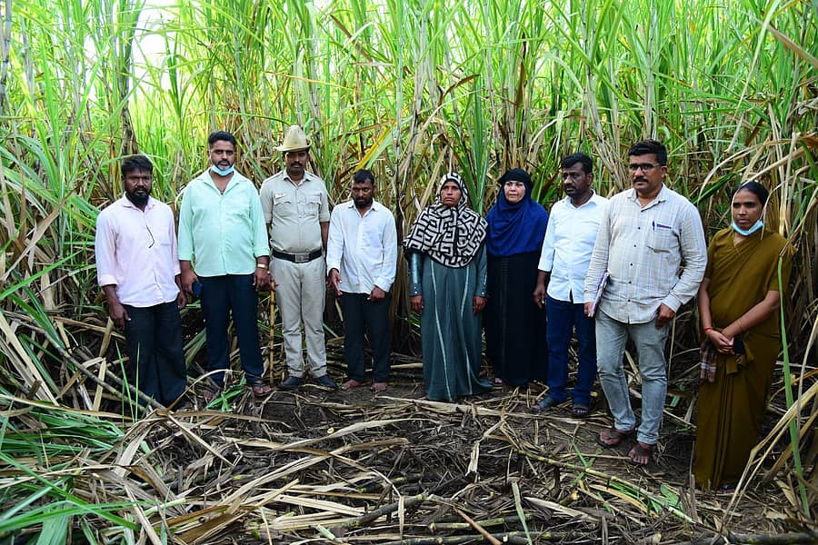 ಆಳಂದ ತಾಲ್ಲೂಕಿನ ಭೂಸನೂರು ಸಮೀಪದ ಹೊಲದಲ್ಲಿ ಹೂತಿದ್ದ ಶವವನ್ನು ಹೊರ ತೆಗೆಯಲು ಪೊಲೀಸ್‌ ಅಧಿಕಾರಿಗಳು ತೆರಳಿದ್ದ ಸಂದರ್ಭ
