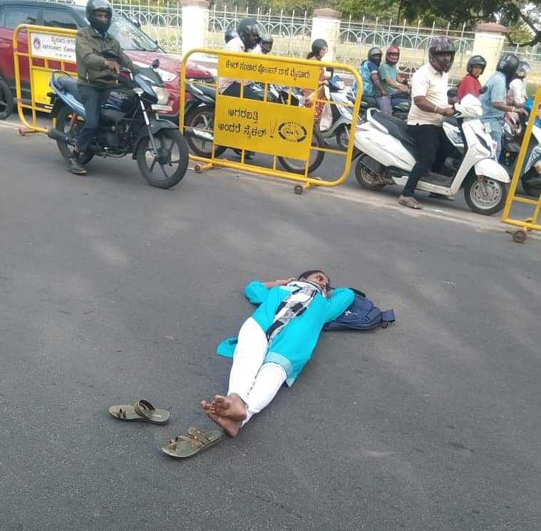 ಮೈಸೂರಿನ ಕಾಫರ್ಡ್‌ ಹಾಲ್‌ ಮುಂಭಾಗದ ರಸ್ತೆಯಲ್ಲಿ ಮೈಸೂರು ವಿಶ್ವವಿದ್ಯಾಲಯದ ವಿದ್ಯಾರ್ಥಿನಿ ಪ್ರಭಾ ಅವರು ‘ನಕಲು ಅಂಕಪಟ್ಟಿ ಪಡೆಯಲು ₹18 ಸಾವಿರ ಹಣ ಕೇಳುತ್ತಿದ್ದಾರೆ’ ಎಂದು ಆರೋಪಿಸಿ ಪ್ರತಿಭಟಿಸಿದರು