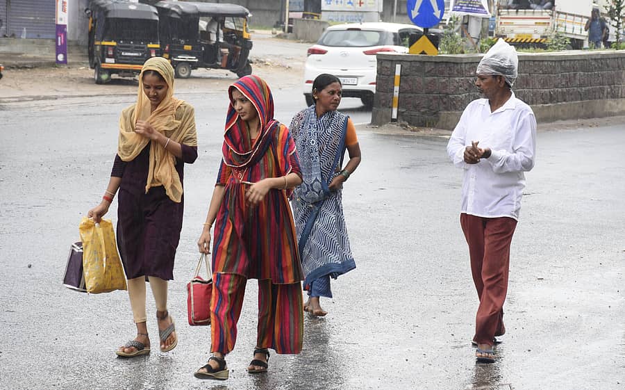ಯಾದಗಿರಿ ನಗರದಲ್ಲಿ ಮಂಗಳವಾರ ಸುರಿದ ಮಳೆಯಲ್ಲಿ ಸಾಗಿದ ಪಾದಚಾರಿಗಳು