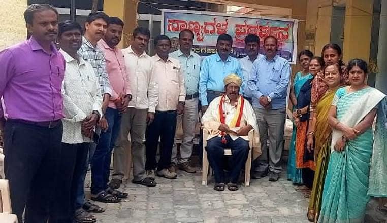 ಕುಣಿಗಲ್ ಸರ್ಕಾರಿ ಪ್ರಥಮದರ್ಜೆ ಕಾಲೇಜಿನ ಕಾರ್ಯಕ್ರಮದಲ್ಲಿ ಹಳೆಯ ನಾಣ್ಯ ಸಂಗ್ರಹಗಾರ ಮಲ್ಲಿಗಪ್ಪಾಚಾರ್ ಅವರನ್ನು ಸತ್ಕರಿಸಲಾಯಿತು