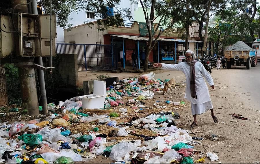 ಆನೇಕಲ್‌ ಪಟ್ಟಣದ ಥಳೀ ರಸ್ತೆಯಲ್ಲಿ ರಸ್ತೆ ಬದಿಯಲ್ಲಿಯೇ ಕಸ ಸುರಿಯುತ್ತಿರುವುದು