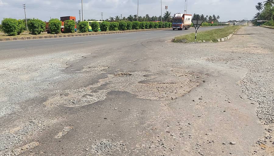 ಶಿಗ್ಗಾವಿ ಪಟ್ಟಣದ ಪ್ರವಾಸಿ ಮಂದಿರದ ಎದುರು ರಾಷ್ಟ್ರೀಯ ಹೆದ್ದಾರಿಯ ಸರ್ವೀಸ್ ರಸ್ತೆಯ ದುಸ್ಥಿತಿ