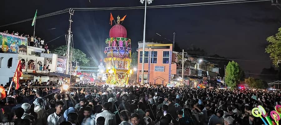 ಹರಪನಹಳ್ಳಿ ನಗರದಲ್ಲಿ ಹಳೇ ಬಸ್ ನಿಲ್ದಾಣದ ಇತಿಹಾಸ ಪ್ರಸಿದ್ಧ ವೀರಭದ್ರೇಶ್ವರ ರಥೋತ್ಸವ ವಿಜೃಂಭಣೆಯಿಂದ ಜರುಗಿತು, ಸಾವಿರಾರು ಭಕ್ತರು ಜಮಾಯಿಸಿದ್ದರು.