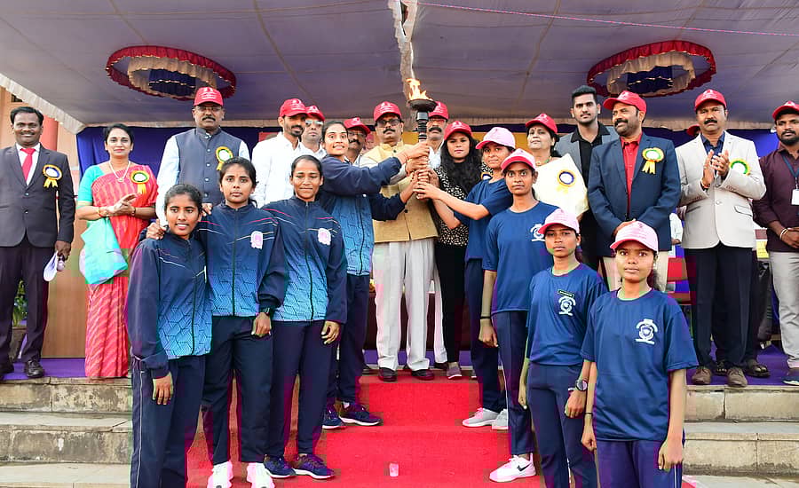 ಗುಲಬರ್ಗಾ ವಿಶ್ವವಿದ್ಯಾಲಯದ ಕ್ರೀಡಾಂಗಣದಲ್ಲಿ ಹಮ್ಮಿಕೊಂಡಿದ್ದ 19ನೇ ಅಂತರ ಮಹಿಳಾ ಮಹಾವಿದ್ಯಾಲಯಗಳ ಅಥ್ಲೆಟಿಕ್ಸ್ ಕ್ರೀಡಾಕೂಟವನ್ನು ಅಂತರರಾಷ್ಟ್ರೀಯ ಕ್ರೀಡಾಪಟು ಶೃದಿಯಾ ರಾಮೇಗೌಡ ಉದ್ಘಾಟಿಸಿದರು