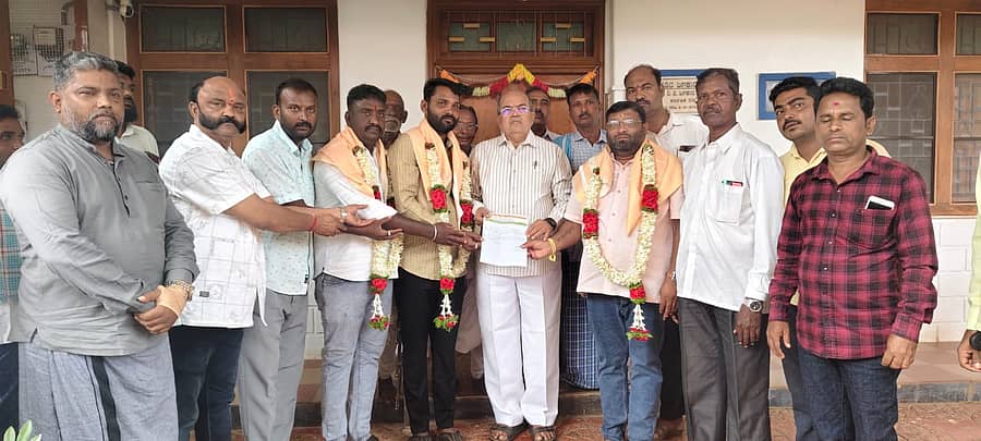 ಹಿರೇಕೆರೂರು ಪಟ್ಟಣದಲ್ಲಿ ಅವಿನಾಶ ಸೋಮಲಿಂಗಪ್ಪ ಪೂಜಾರ ಅವರನ್ನು ಹಾವೇರಿ ಜಿಲ್ಲಾ ಕಾಂಗ್ರೆಸ್ ಸಮಿತಿಯ ಪರಿಶಿಷ್ಟ ಜಾತಿ ಘಟಕದ ಜಿಲ್ಲಾ ವಕ್ತಾರರನ್ನಾಗಿ ಹಾವೇರಿ ಜಿಲ್ಲಾ ಕಾಂಗ್ರೆಸ್ ಸಮಿತಿ, ಎಸ್ಸಿ ಘಟಕದ ಅಧ್ಯಕ್ಷ ದುರ್ಗಪ್ಪ ನೀರಲಗಿ ಅವರು ನೇಮಕ ಮಾಡಿ ಅದೇಶ ಪತ್ರವನ್ನು ವಿತರಿಸಿದರು