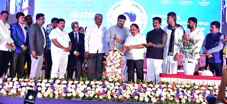 ಚಿತ್ರದುರ್ಗದ ಮುರುಘರಾಜೇಂದ್ರ ಕ್ರೀಡಾಂಗಣದಲ್ಲಿ ಬುಧವಾರ ನಡೆದ ರಾಜ್ಯ ಮಾಲಿನ್ಯ ನಿಯಂತ್ರಣ ಮಂಡಳಿ ಸುವರ್ಣ ಮಹೋತ್ಸವವನ್ನು ಸಚಿವ ಡಿ.ಸುಧಾಕರ್ ಉದ್ಘಾಟಿಸಿದರು