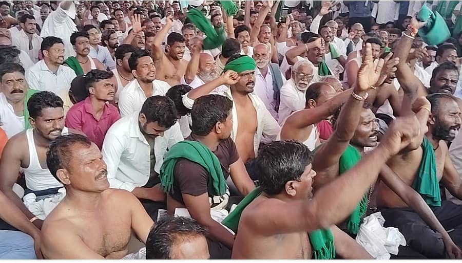 ಮೂಡಲಗಿ ತಾಲ್ಲೂಕಿನ ಗುರ್ಲಾಪುರ ಕ್ರಾಸ್‌ದಲ್ಲಿ ಕಬ್ಬಿನ ಬೆಲೆಗಾಗಿ ನಡೆದಿರುವ ರೈತರ ಧರಣಿಯಲ್ಲಿ ಬುಧವಾರ ರೈತರು ಅರೆಬೆತ್ತಲೆಯಲ್ಲಿ ಪ್ರತಿಭಟನೆ ಮಾಡಿದರು  