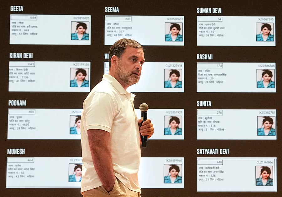 ಹರಿಯಾಣ ಮತದಾರರ ಪಟ್ಟಿಯಲ್ಲಿ ವಿವಿಧ ಹೆಸರುಗಳಲ್ಲಿ ಸೇರ್ಪಡೆಯಾಗಿರುವ ಬ್ರೆಜಿಲ್ನ ರೂಪದರ್ಶಿಯೊಬ್ಬರ ಚಿತ್ರ ಸಹಿತ ದಾಖಲೆಗಳನ್ನು ಲೋಕಸಭೆ ವಿರೋಧ ಪಕ್ಷದ ನಾಯಕ ರಾಹುಲ್ ಗಾಂಧಿ ಬುಧವಾರ ಪ್ರದರ್ಶಿಸಿದರು –ಪಿಟಿಐ ಚಿತ್ರ