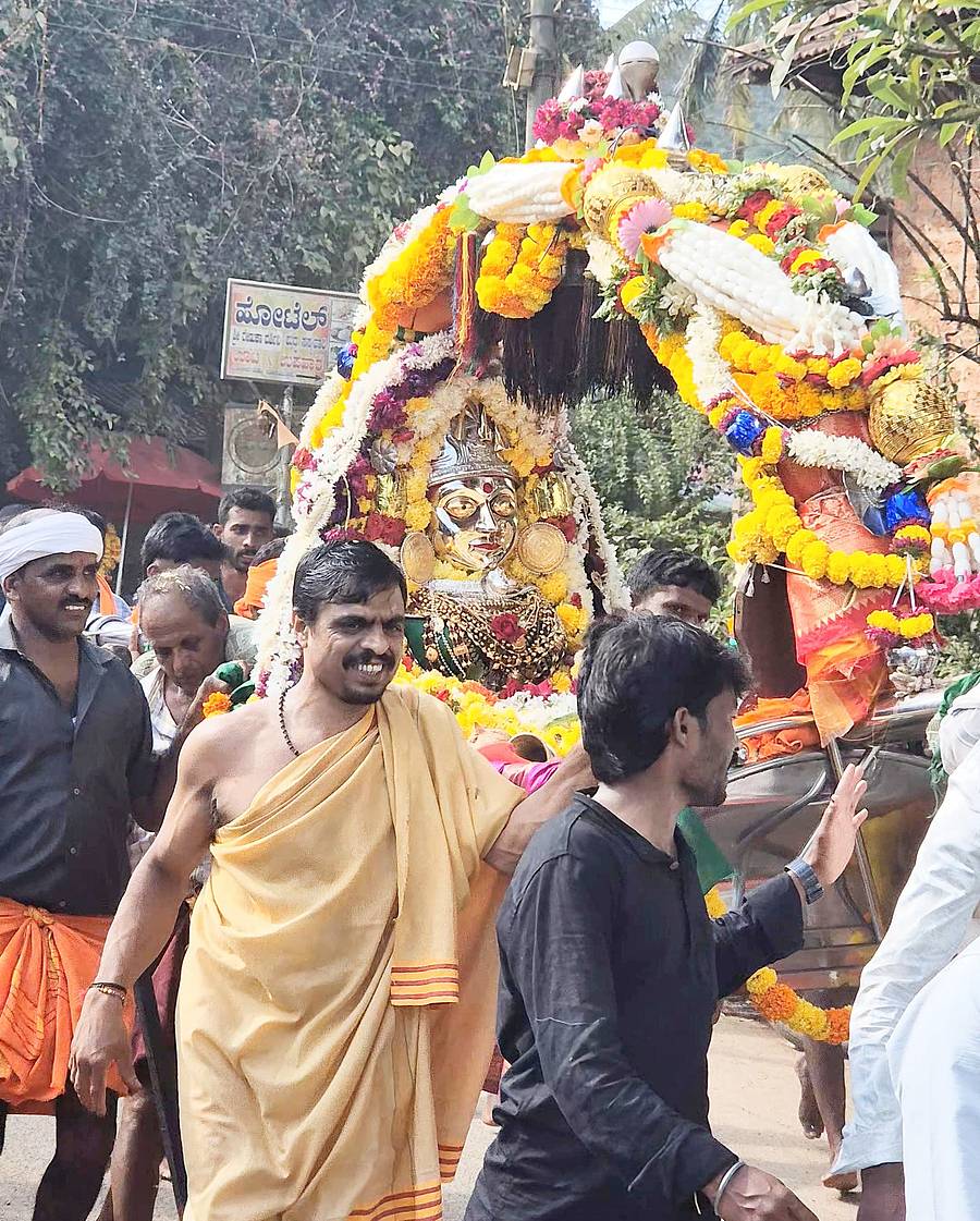ಸೊರಬ ತಾಲ್ಲೂಕಿನ ಚಂದ್ರಗುತ್ತಿಯಲ್ಲಿ ಗೌರಿ ಹುಣ್ಣಿಮೆ ಅಂಗವಾಗಿ ರೇಣುಕಾಂಬ ದೇವಿ ಪಲ್ಲಕ್ಕಿ ಉತ್ಸವ ಮೆರವಣಿಗೆ ಸಂಭ್ರಮದಿಂದ ನಡೆಯಿತು