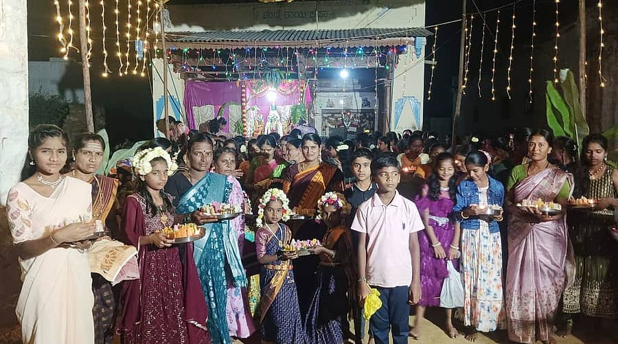 ಲಕ್ಷ್ಮೇಶ್ವರ ತಾಲ್ಲೂಕು ಅಡರಕಟ್ಟಿ ಗ್ರಾಮದಲ್ಲಿ ಗೌರಿ ಹುಣ್ಣಿಮೆ ಅಂಗವಾಗಿ ಬುಧವಾರ ಮಹಿಳೆಯರು ಗೌರವ್ವ ದೇವಿಗೆ ಆರತಿ ಬೆಳಗಿದರು