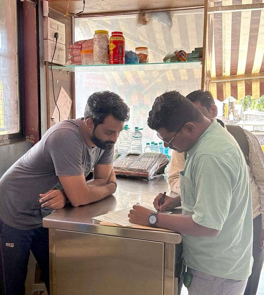 ತೇರದಾಳದ ಸಾಕ್ಷಿನ್ ಹೊಟೆಲ್ನಲ್ಲಿ ಕಳಪೆ ಹಾಗೂ ಹಳಸಿದ ಆಹಾರ ನೀಡುತ್ತಿರುವ ದೂರು ಬಂದ ಹಿನ್ನೆಲೆಯಲ್ಲಿ ಅಧಿಕಾರಿಗಳು ಭೇಟಿ ನೀಡಿ ನೋಟಿಸ್ ನೀಡಿದರು.