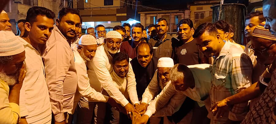 ಹಳೇ ಹುಬ್ಬಳ್ಳಿಯ ವಾರ್ಡ್ ಸಂಖ್ಯೆ 72ರಲ್ಲಿ ರಸ್ತೆ ಅಭಿವೃದ್ಧಿ ಕಾಮಗಾರಿಗೆ ಶಾಸಕ ಪ್ರಸಾದ ಅಬ್ಬಯ್ಯ ಭೂಮಿಪೂಜೆ ನೆರವೇರಿಸಿದರು