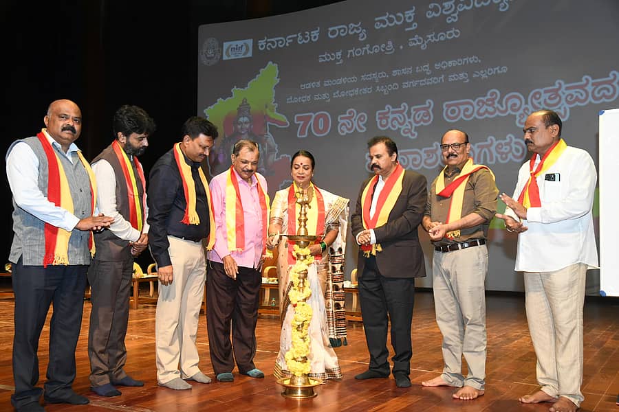 ಮೈಸೂರಿನ ಕರ್ನಾಟಕ ರಾಜ್ಯ ಮುಕ್ತ ವಿಶ್ವವಿದ್ಯಾಲಯದ ಘಟಿಕೋತ್ಸವ ಭವನದಲ್ಲಿ ಬುಧವಾರ ಆಯೋಜಿಸಿದ್ದ ಕನ್ನಡ ರಾಜ್ಯೋತ್ಸವ ಹಾಗೂ ನಾಡಗೀತೆಯ ಶತಮಾನ ಸಂಭ್ರಮ ಕಾರ್ಯಕ್ರಮವನ್ನು ಚಲನಚಿತ್ರ ನಟಿ ಉಮಾಶ್ರೀ ಉದ್ಘಾಟಿಸಿದರು