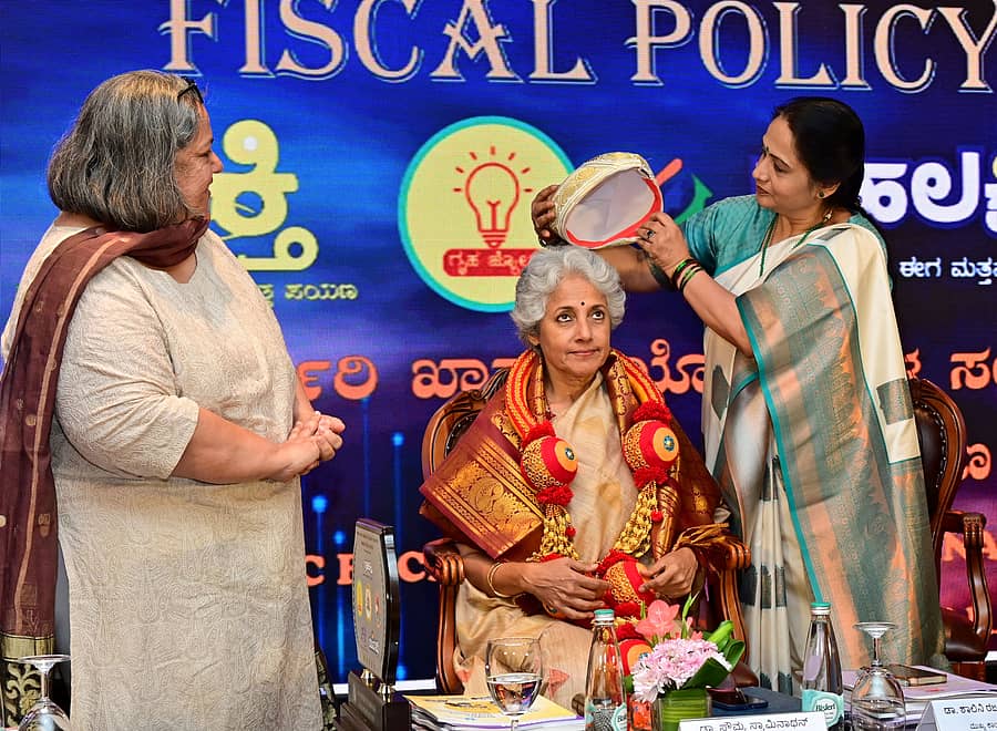 <div class="paragraphs"><p>ಎಂ.ಎಸ್. ಸ್ವಾಮಿನಾಥನ್ ಸಂಶೋಧನಾ ಸಂಸ್ಥೆಯ ಅಧ್ಯಕ್ಷೆ ಸೌಮ್ಯಾ ಸ್ವಾಮಿನಾಥನ್ ಅವರನ್ನು&nbsp;ಶಾಲಿನಿ ರಜನೀಶ್ ಸನ್ಮಾನಿಸಿದರು. ಉಮಾ ಮಹದೇವನ್ ಉಪಸ್ಥಿತರಿದ್ದರು</p></div>