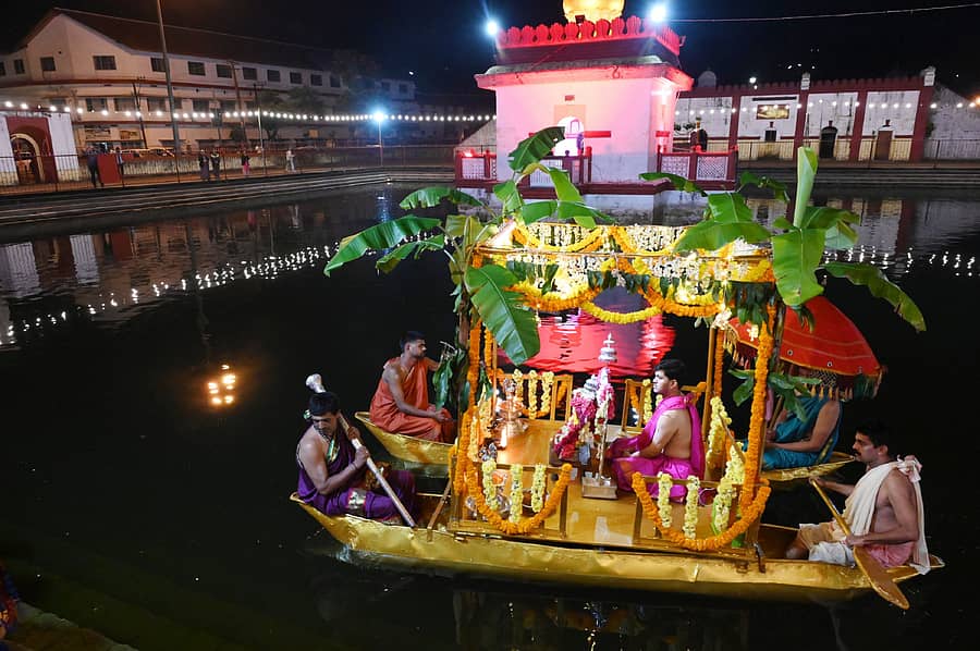 ಮಡಿಕೇರಿಯ ಓಂಕಾರೇಶ್ವರ ದೇಗುಲದಲ್ಲಿ ತೆಪ್ಪೋತ್ಸವ ಬುಧವಾರ ರಾತ್ರಿ ಶ್ರದ್ಧಾಭಕ್ತಿಯಿಂದ ನೆರವೇರಿತು ಪ್ರಜಾವಾಣಿ ಚಿತ್ರ/ರಂಗಸ್ವಾಮಿ