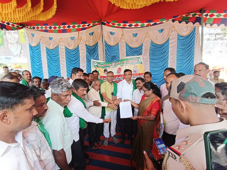 ಸೊರಬ ಪಟ್ಟಣದ ತಹಶೀಲ್ದಾರ್ ಕಚೇರಿ ಎದುರು ರಾಜ್ಯ ರೈತ ಸಂಘ ಹಾಗೂ ಹಸಿರು ಸೇನೆ ವತಿಯಿಂದ ಬುಧವಾರ ಪ್ರತಿಭಟನೆ ನಡೆಸಲಾಯಿತು