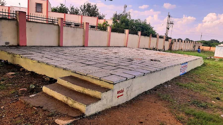 ಸೇಡಂ ತಾಲ್ಲೂಕು ನೀಲಹಳ್ಳಿ ಸರ್ಕಾರಿ ಪ್ರೌಢಶಾಲೆಯ ಆವರಣದಲ್ಲಿ ಸಾಂಸ್ಕೃತಿಕ ವೇದಿಕೆ ನಿರ್ಮಾಣಗೊಂಡಿರುವುದು