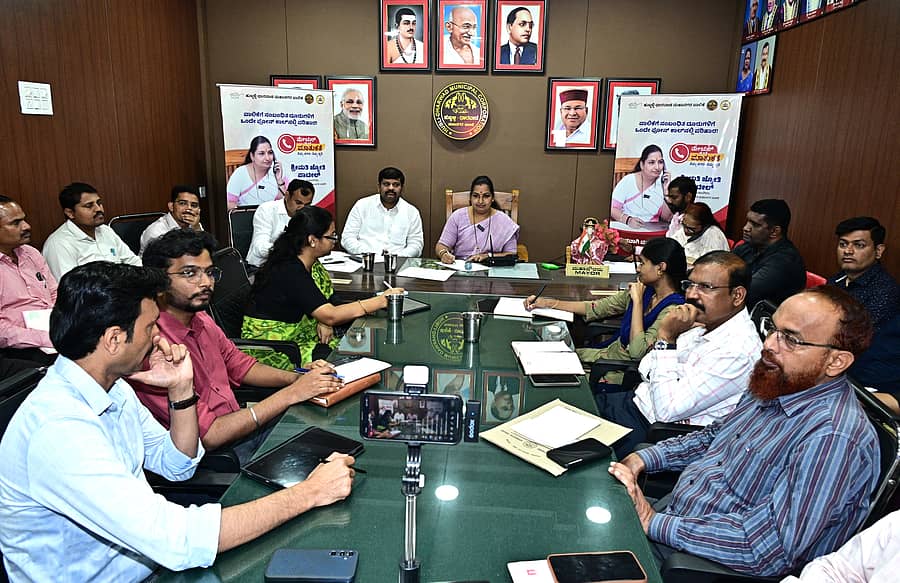 ಹುಬ್ಬಳ್ಳಿಯ ಮಹಾನಗರ ಪಾಲಿಕೆಯ ಮೇಯರ್ ಕಚೇರಿಯಲ್ಲಿ ಬುಧವಾರ ‘ಮೇಯರ್ ಜೊತೆ ಮಾತುಕತೆ’ ಫೋನ್ಇನ್ ಕಾರ್ಯಕ್ರಮ ನಡೆಯಿತು
ಪ್ರಜಾವಾಣಿ ಚಿತ್ರ