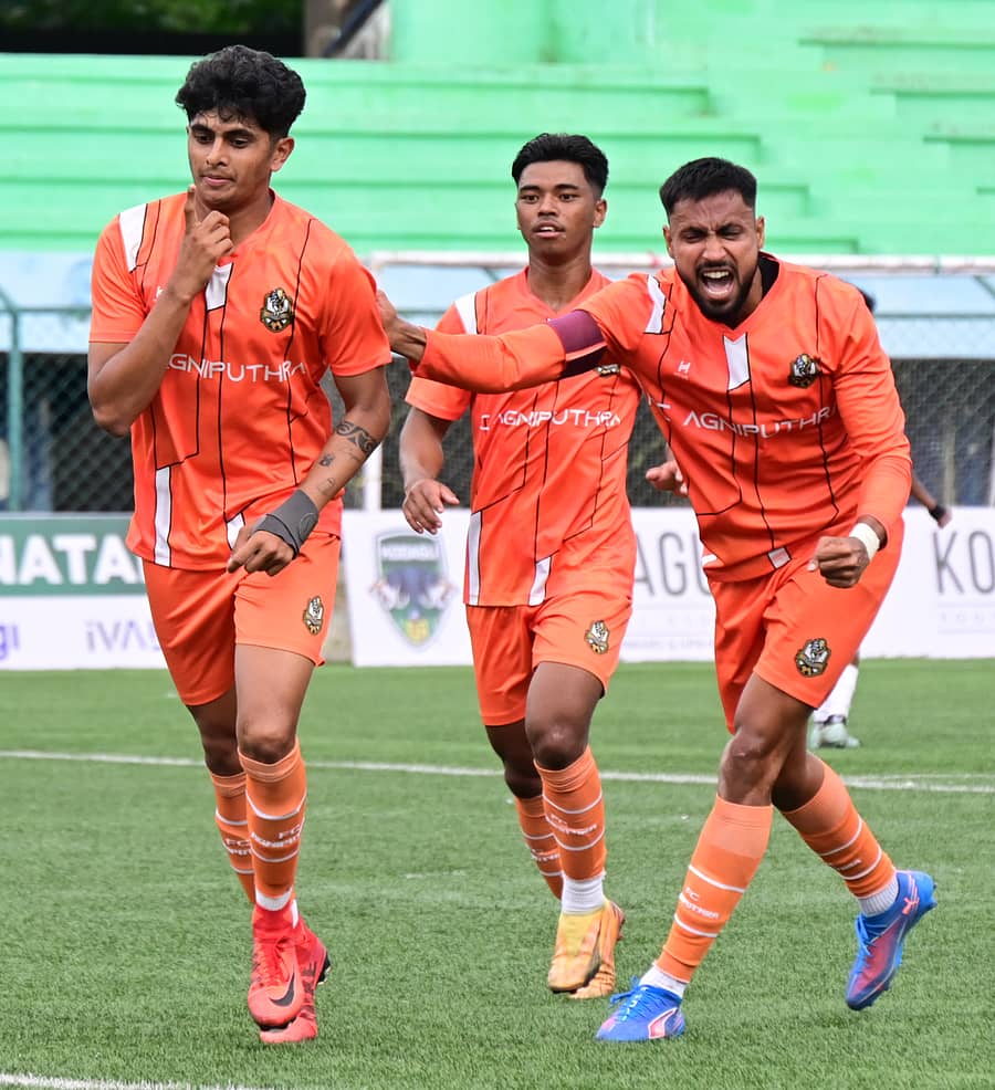 ಎಂಎಫ್ಎಆರ್ ಸ್ಟುಡೆಂಟ್ಸ್ ಯೂನಿಯನ್ ಎಫ್ಸಿ ವಿರುದ್ಧದ ಪಂದ್ಯದಲ್ಲಿ ಗೋಲು ಗಳಿಸಿ ಸಂಭ್ರಮಿಸಿದ ಎಫ್ಸಿ ಅಗ್ನಿಪುತ್ರ ತಂಡದ ಗೌತಮ್ ಆರ್. (ಎಡ) –ಚಿತ್ರ: ಬಿ.ಕೆ.ಜನಾರ್ದನ