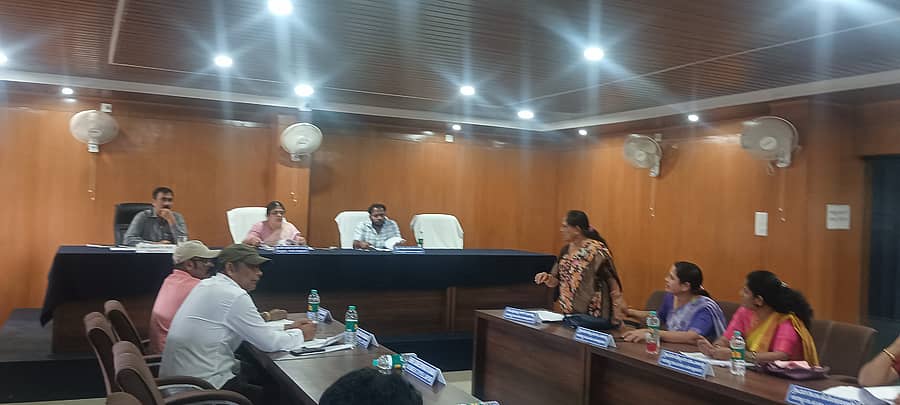 ಯಲ್ಲಾಪುರ ಪಟ್ಟಣ ಪಂಚಾಯಿತಿಯಲ್ಲಿ ಸಾಮಾನ್ಯ ಸಭೆ ನಡೆಯಿತು. ಕುಮಾರ ನಾಯ್ಕ, ನಮ೯ದಾ ನಾಯ್ಕ, ಅಮಿತ್ ಅಂಗಡಿ ಭಾಗವಹಿಸಿದ್ದರು.