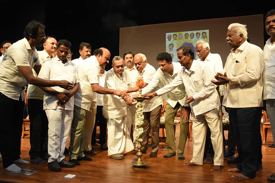 ಚಿಕ್ಕಬಳ್ಳಾಪುರದಲ್ಲಿ ನಡೆದ ಕೆಪಿಸಿಸಿ ಮಾಜಿ ಅಧ್ಯಕ್ಷ ವಿ.ಕೃಷ್ಣರಾವ್ ಅವರ ಜನ್ಮದಿನದ ಕಾರ್ಯಕ್ರಮವನ್ನು ಸಚಿವ ಡಾ.ಎಂ.ಸಿ.ಸುಧಾಕರ್, ಕೆ.ಆರ್.ರಮೇಶ್ ಕುಮಾರ್ ಹಾಗೂ ಗಣ್ಯರು ಉದ್ಘಾಟಿಸಿದರು